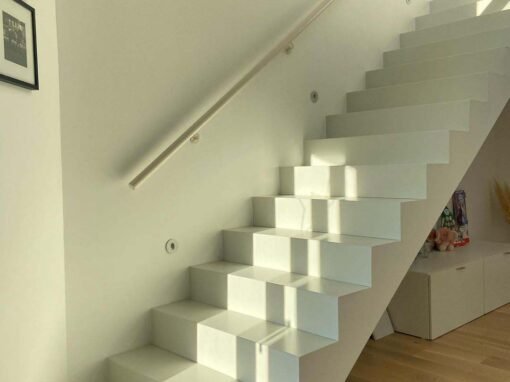 Construction d’un escalier en béton armé. Habillage des marches en métal thermolaqué