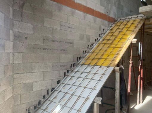 Construction d’un escalier en béton armé puis habillage des marches en métal thermolaqué