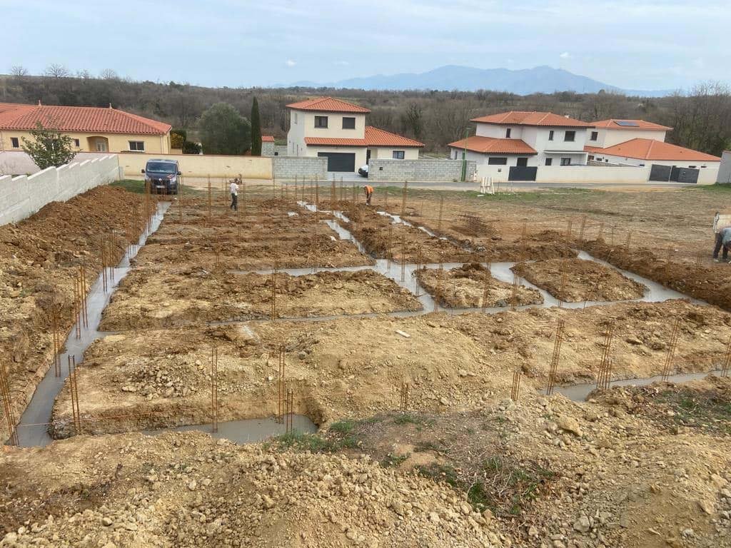 Coulage des fondations, élévation du vide sanitaire puis pose des 300m2 de plancher sur Fourques Coulage des fondations, élévation du vide sanitaire puis pose des 300m2 de plancher sur Fourques