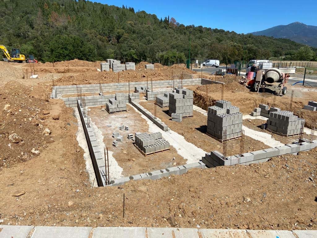 Coulage des fondations à 1m20 puis après séchage début de l’élévation du vide sanitaire Coulage des fondations à 1m20 puis après séchage début de l’élévation du vide sanitaire