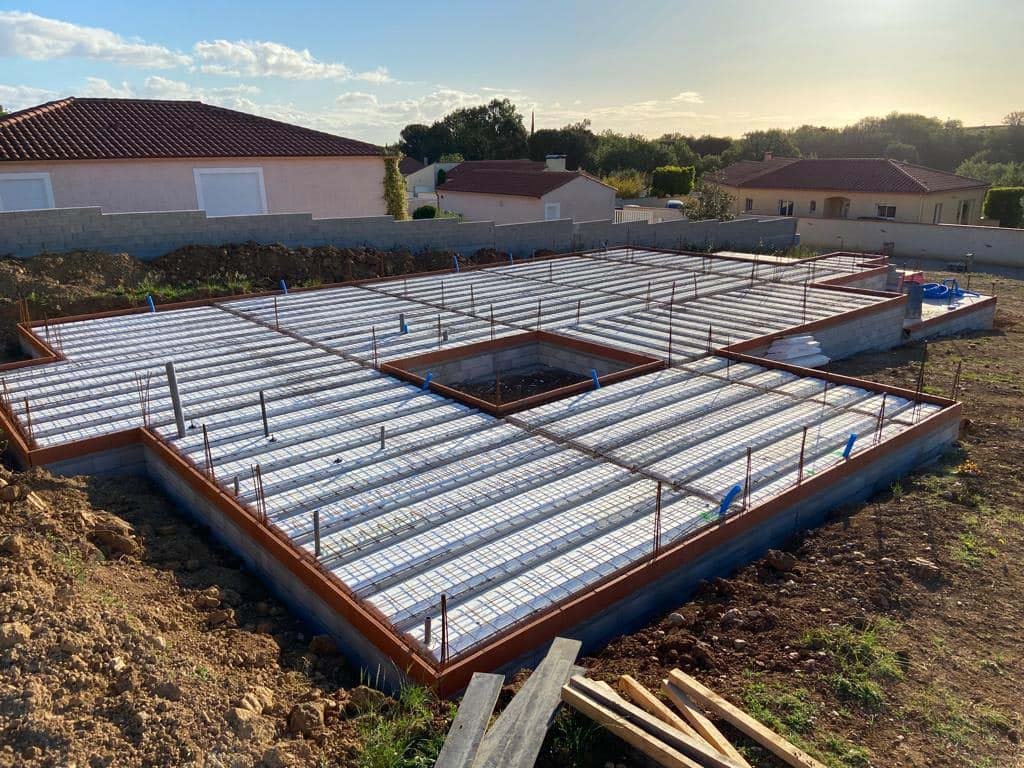 Coulage des fondations, élévation du vide sanitaire puis pose des 300m2 de plancher à Fourques Coulage des fondations, élévation du vide sanitaire puis pose des 300m2 de plancher à Fourques