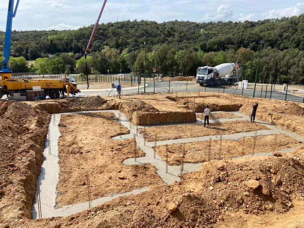 Coulage des fondations à 1m20 puis séchage début de l’élévation du vide sanitaire Coulage des fondations à 1m20 puis séchage début de l’élévation du vide sanitaire