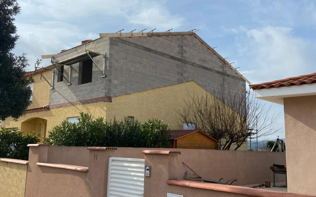 Dépose toiture pour surélévation à Passa – Roque Bâtiment