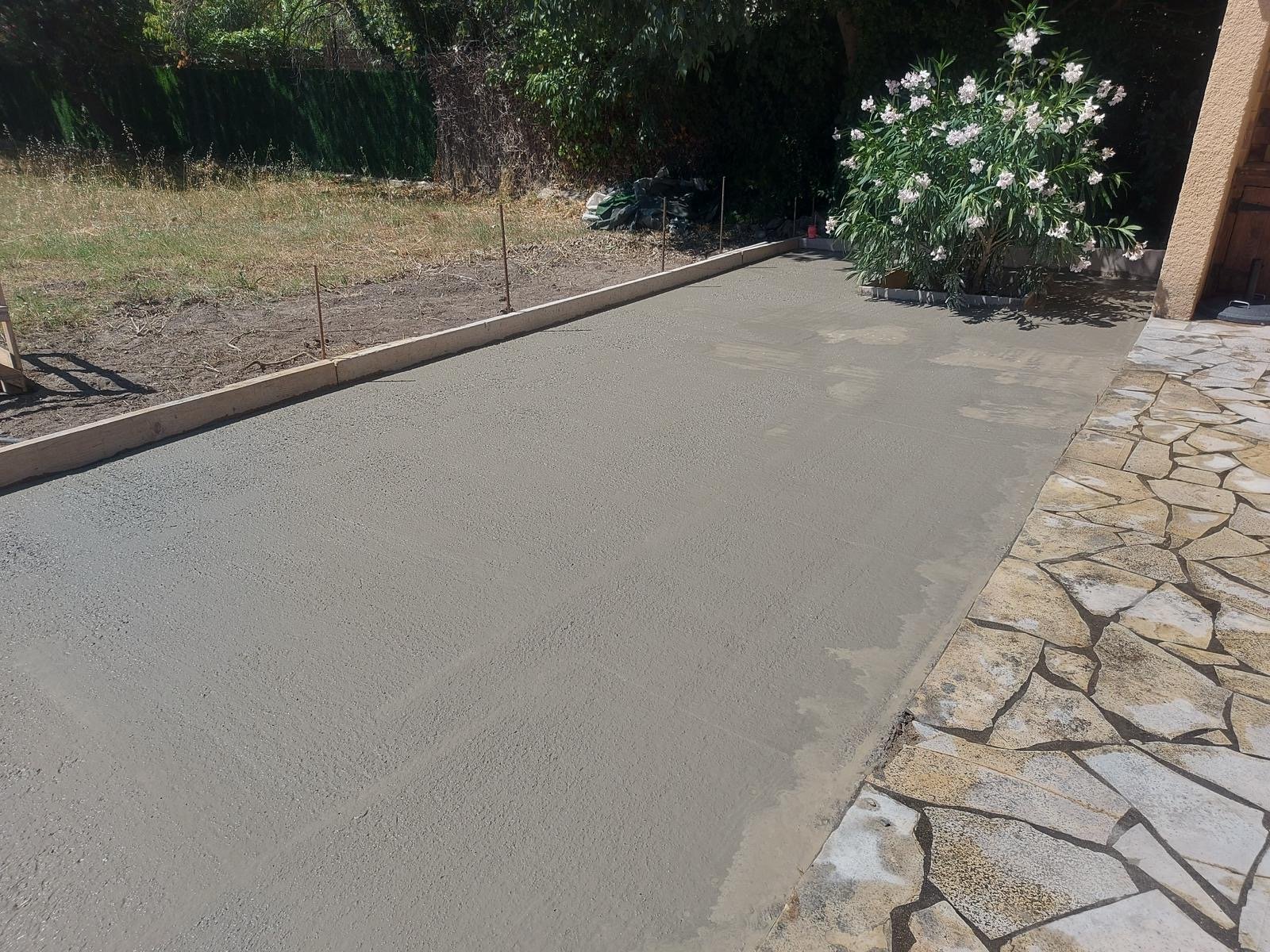 Terrasse revêtement Solnhofen au Boulou