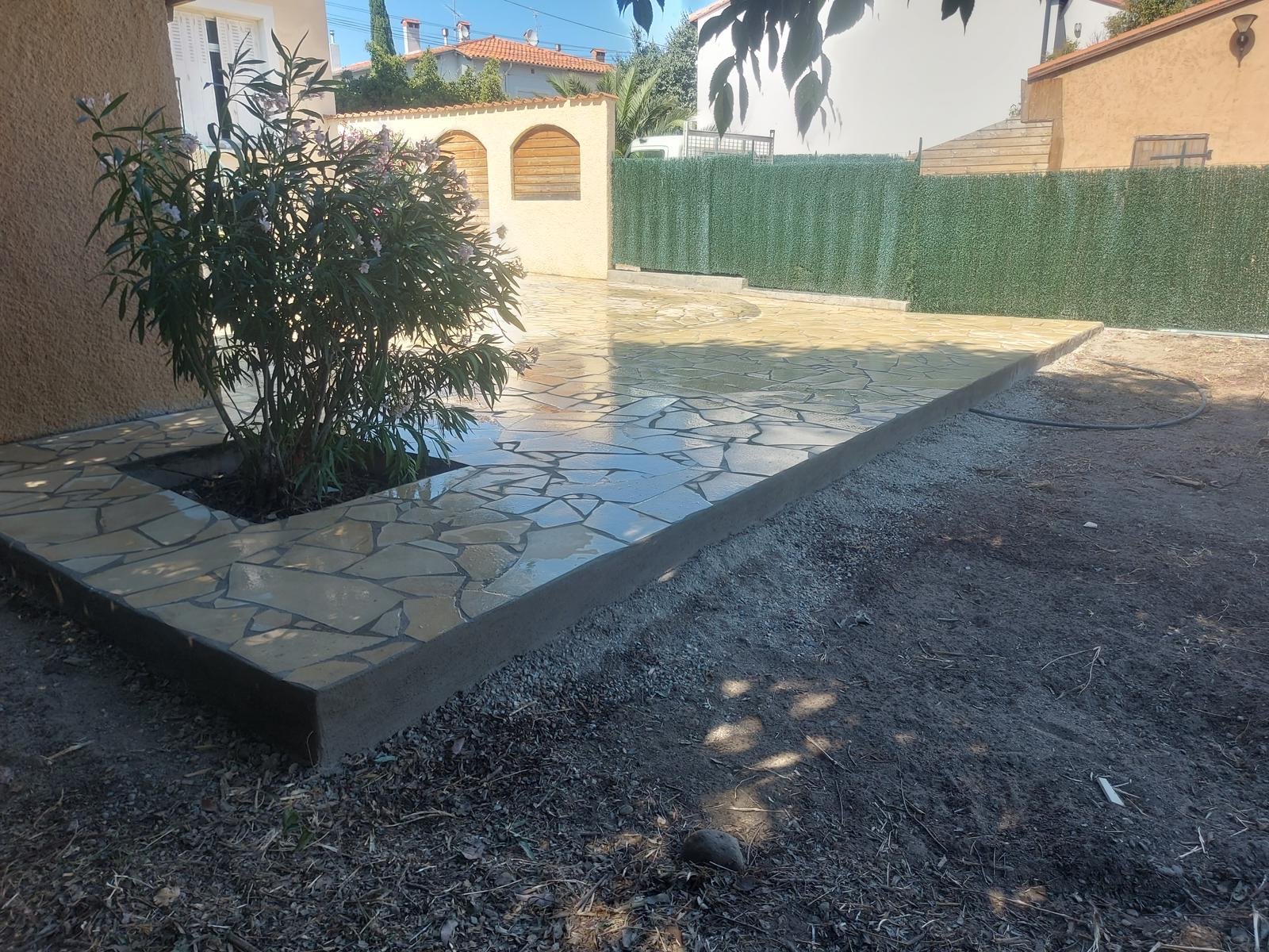Terrasse revêtement Solnhofen au Boulou