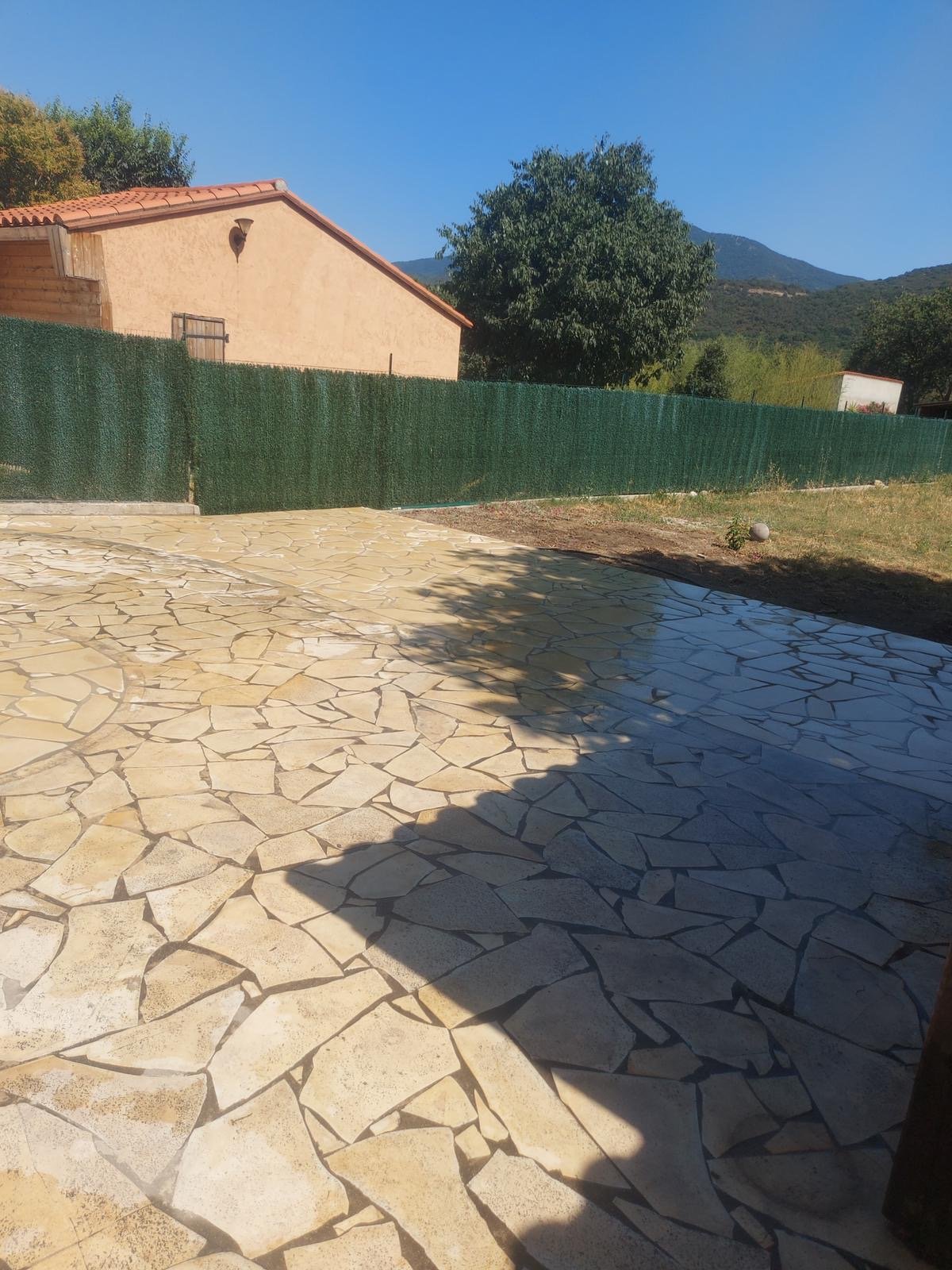 Terrasse revêtement Solnhofen au Boulou