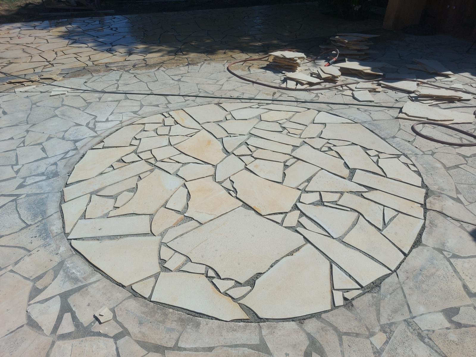 Terrasse revêtement Solnhofen au Boulou