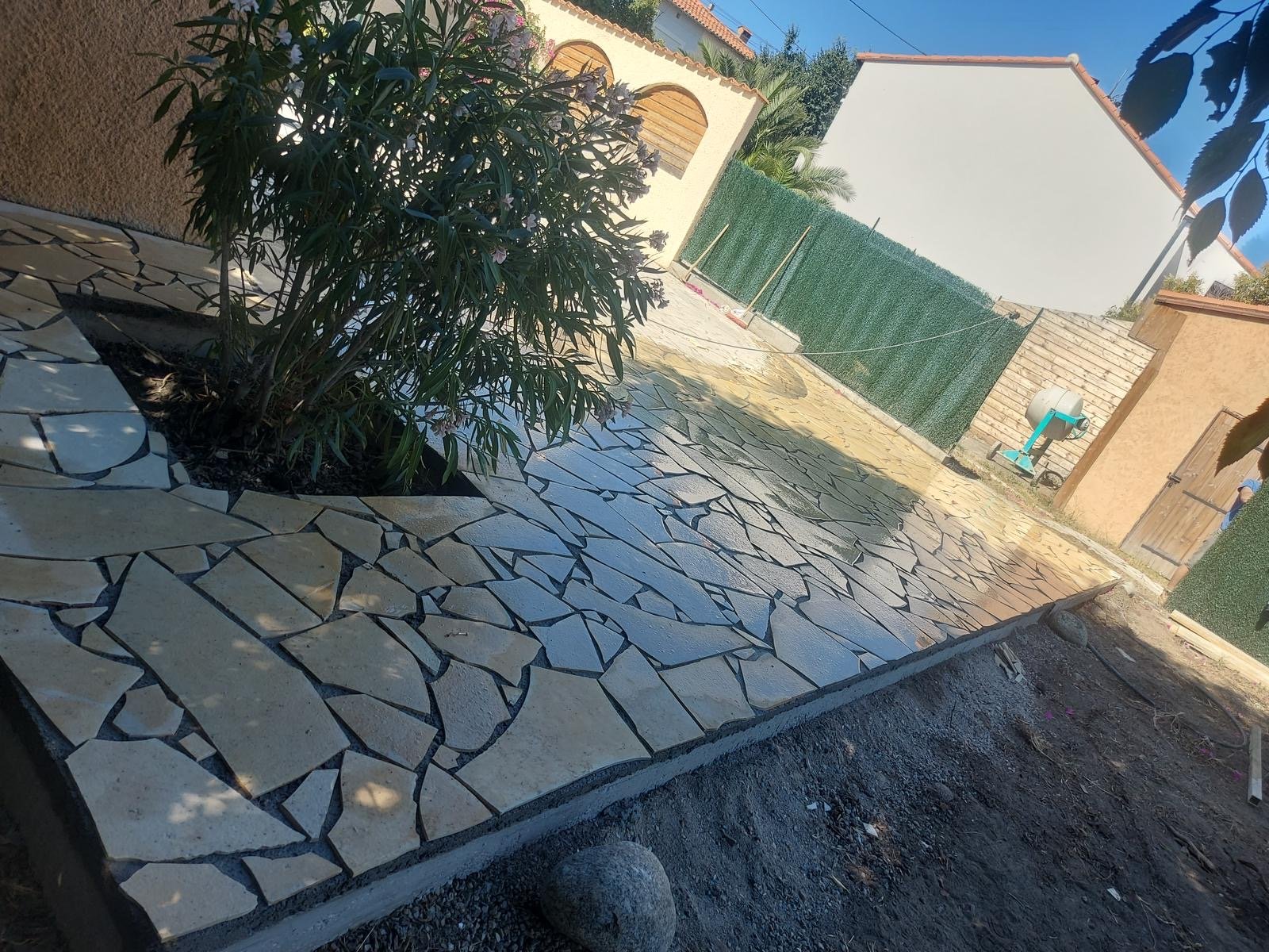 Terrasse revêtement Solnhofen au Boulou