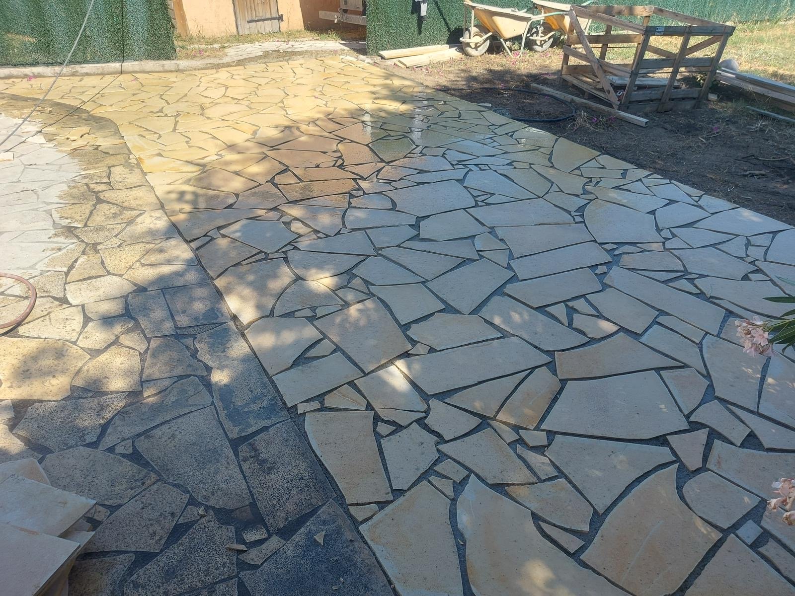 Terrasse revêtement Solnhofen au Boulou
