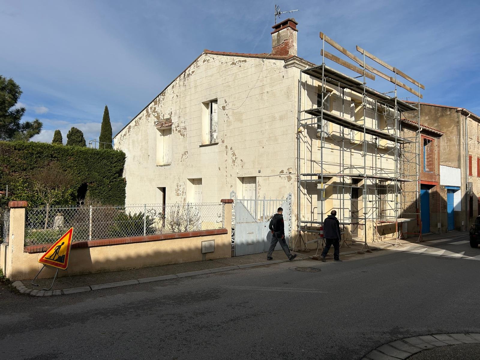 Ravalement de façade à Trouillas : pierre apparente et cayroux rejointés au mortier de chaux blanche et sable jaune