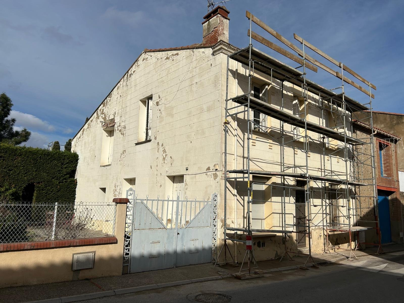 Ravalement de façade à Trouillas : pierre apparente et cayroux rejointés au mortier de chaux blanche et sable jaune