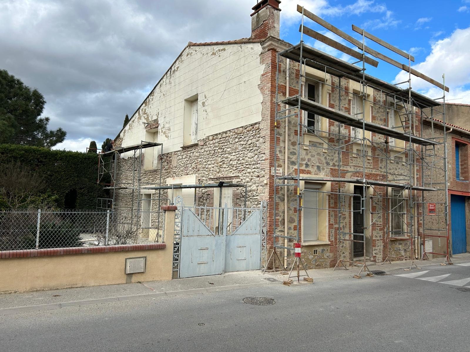 Ravalement de façade à Trouillas : pierre apparente et cayroux rejointés au mortier de chaux blanche et sable jaune