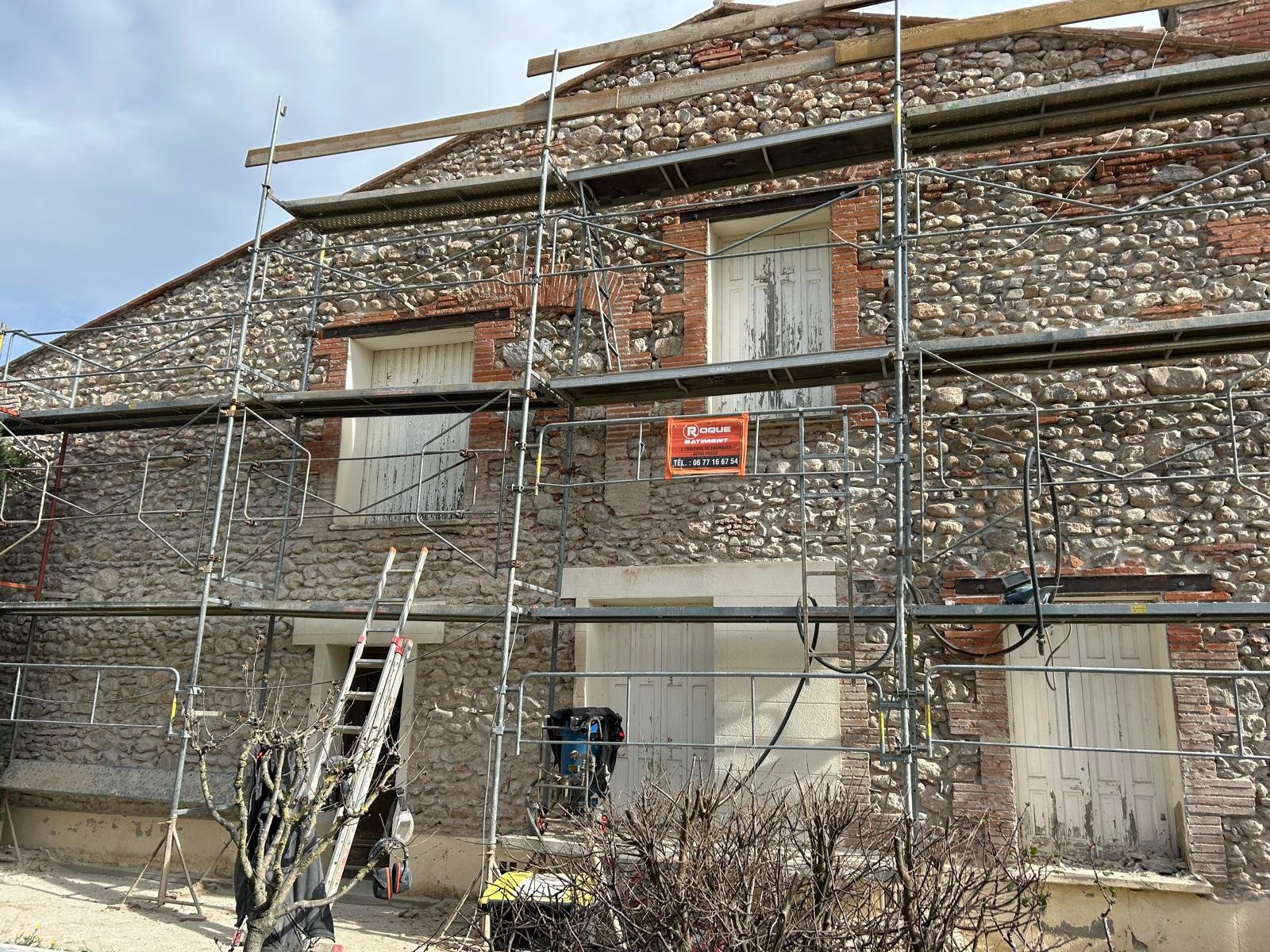 Ravalement de façade à Trouillas : pierre apparente et cayroux rejointés au mortier de chaux blanche et sable jaune