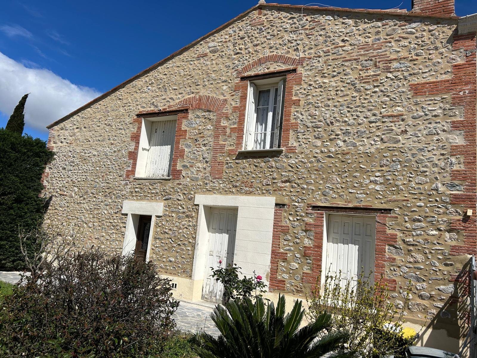 Ravalement de façade à Trouillas : pierre apparente et cayroux rejointés au mortier de chaux blanche et sable jaune