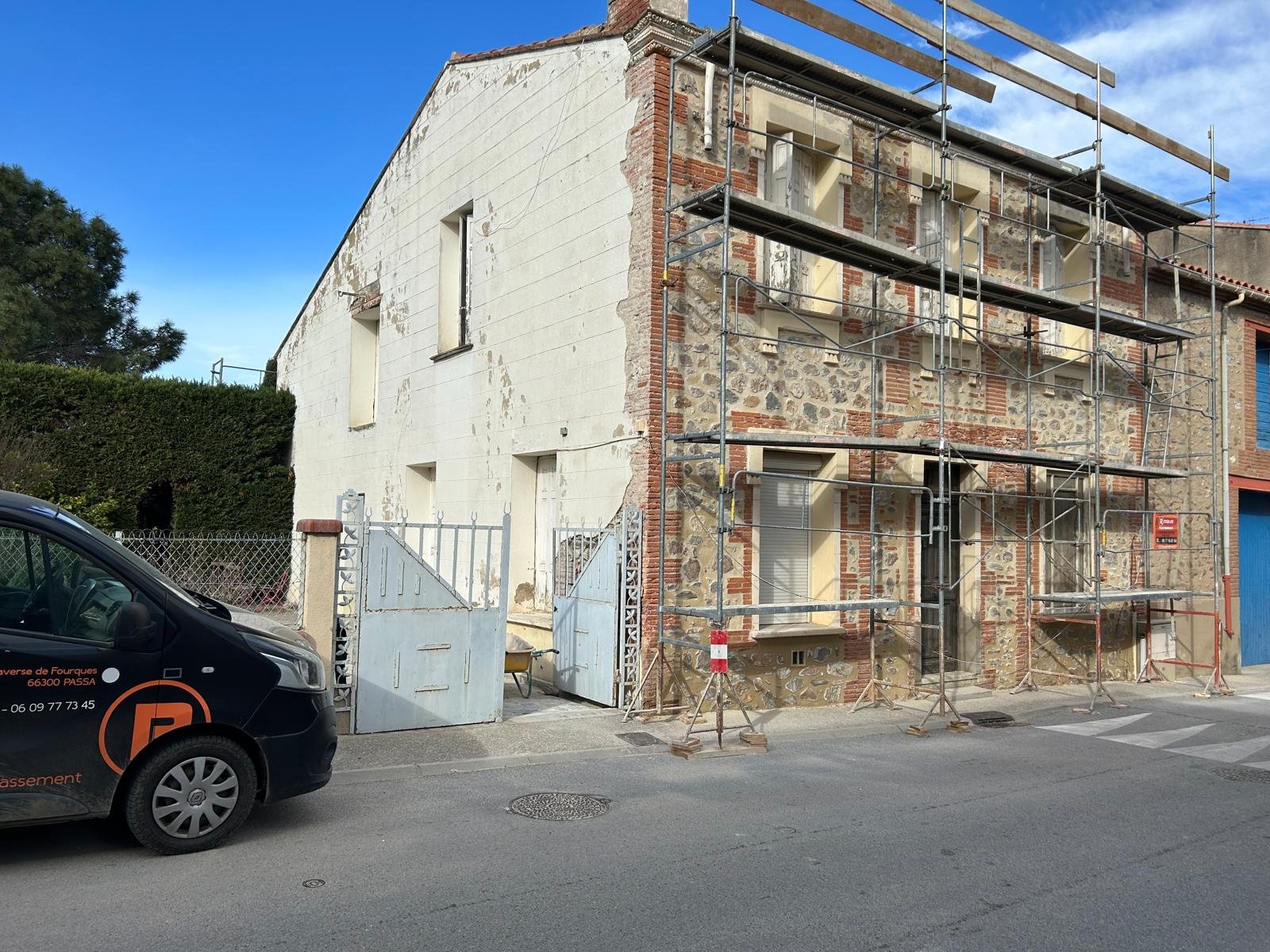 Ravalement de façade à Trouillas : pierre apparente et cayroux rejointés au mortier de chaux blanche et sable jaune
