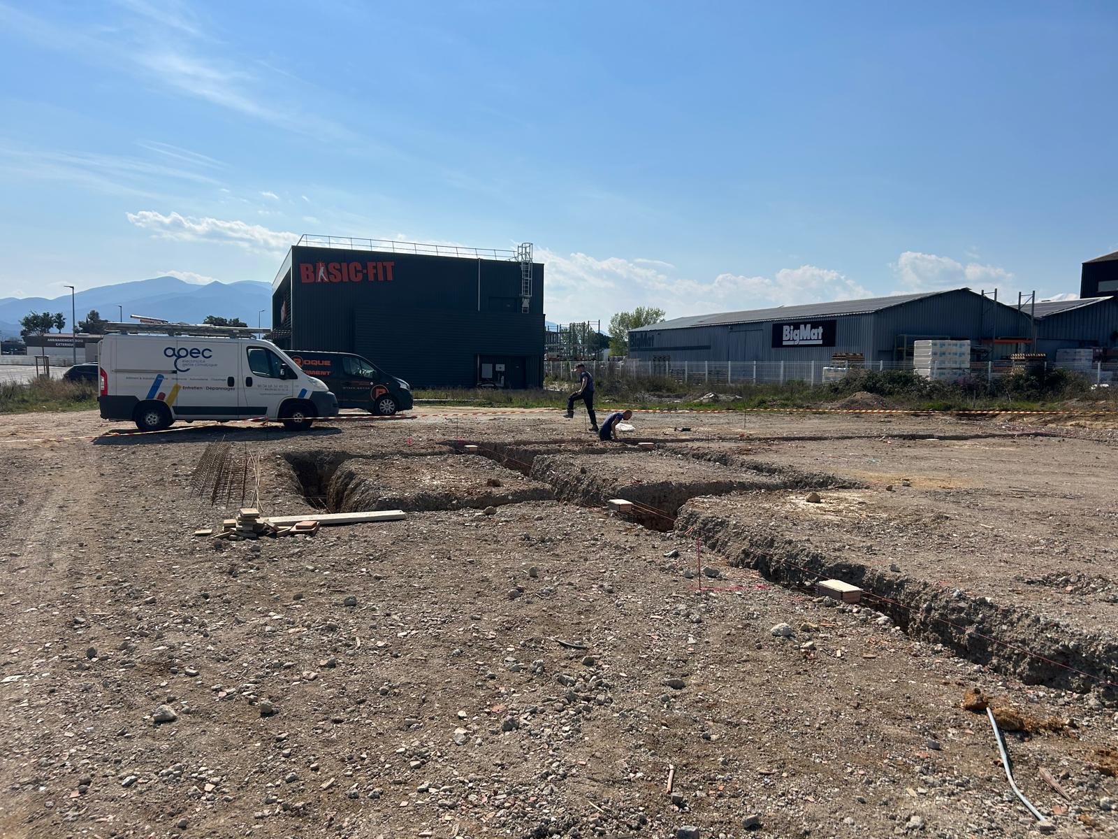 Réalisation de plots avec boîtes de réservation pour crosses et coulages 100m3 de fondations pour hangar métallique Marbrerie du Soleil au Boulou