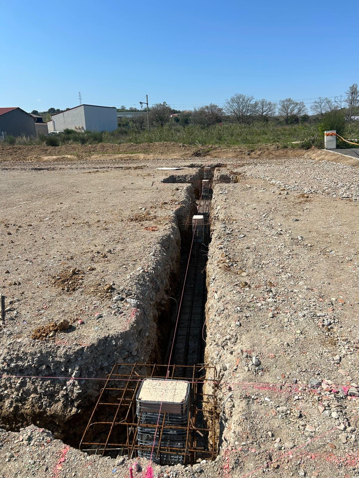 Réalisation de plots avec boîtes de réservation pour crosses et coulages 100m3 de fondations pour hangar métallique Marbrerie du Soleil au Boulou