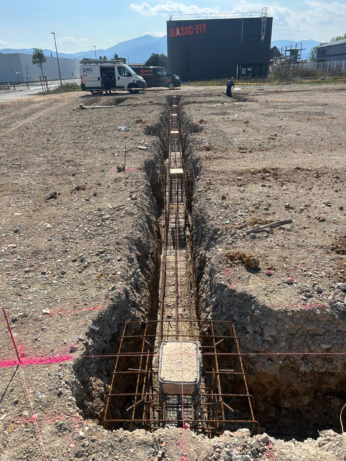 Réalisation de plots avec boîtes de réservation pour crosses et coulages 100m3 de fondations pour hangar métallique Marbrerie du Soleil au Boulou