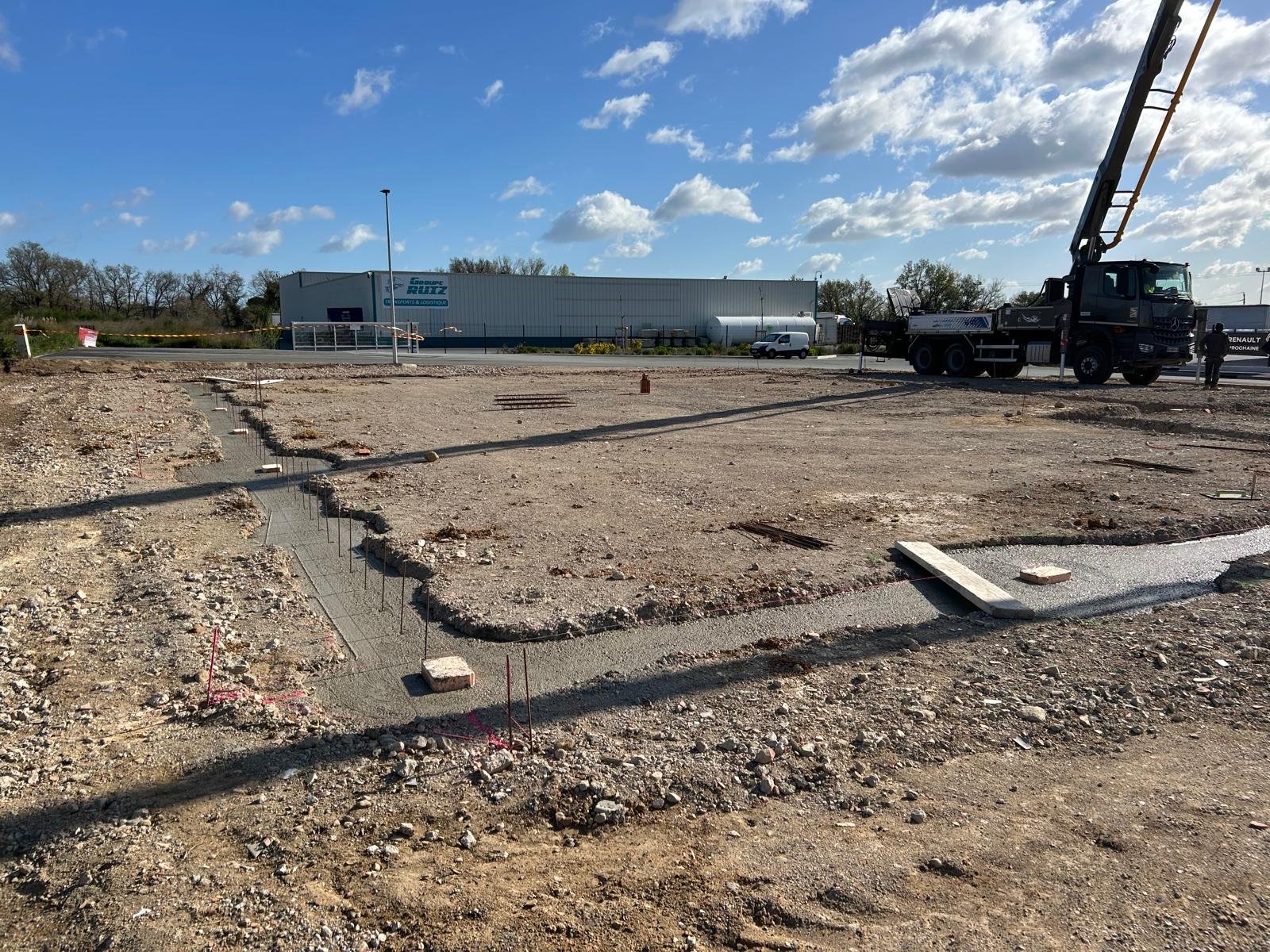 Réalisation de plots avec boîtes de réservation pour crosses et coulages 100m3 de fondations pour hangar métallique Marbrerie du Soleil au Boulou