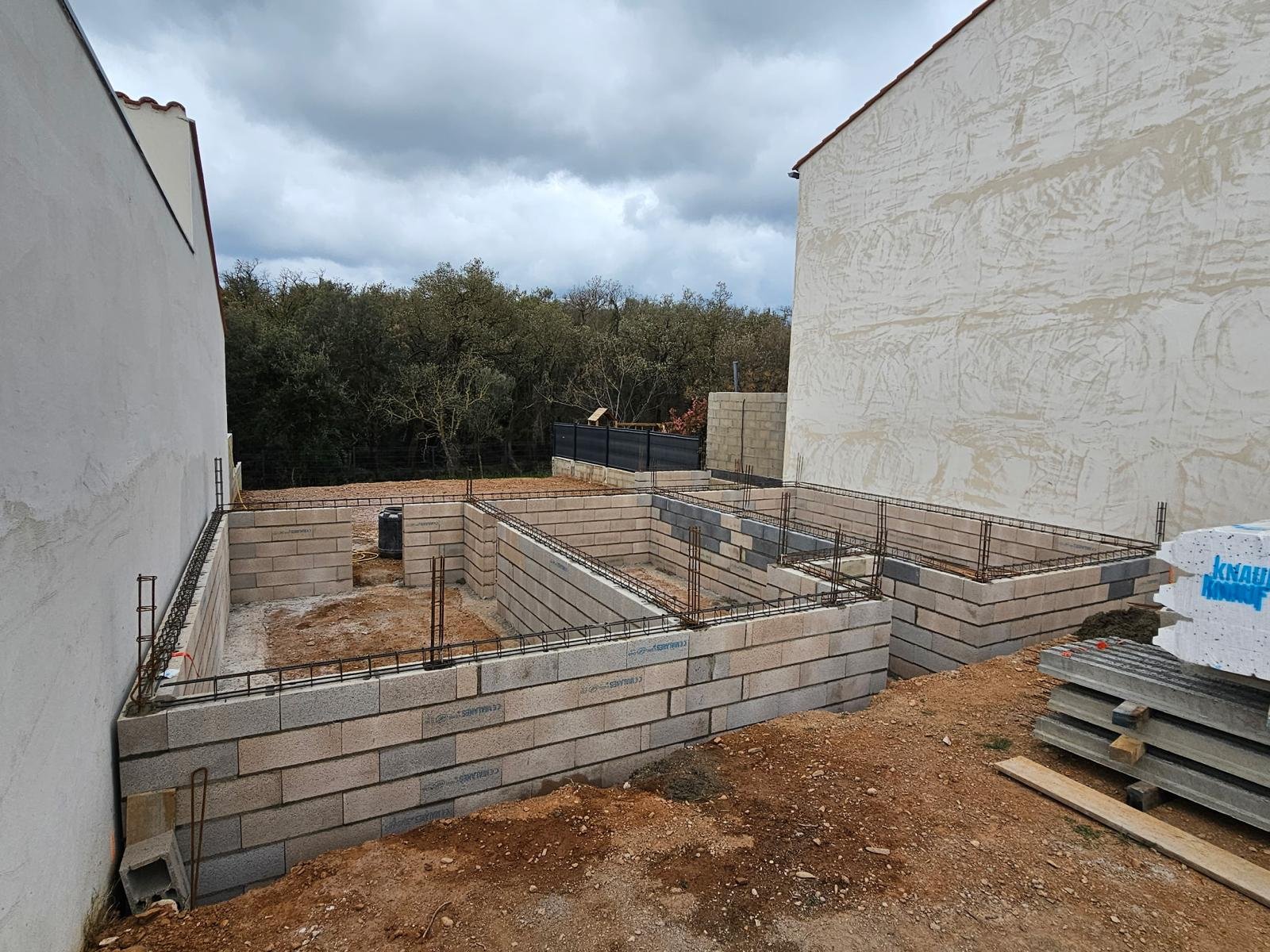 Démolition d’un mur de clôture puis réalisation d’une fondation et d’un mur de soutènement de 31ml sur 1,4m de hauteur dans l’attente de la suite des travaux