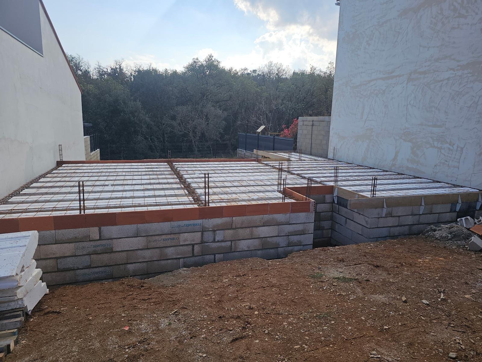 Démolition d’un mur de clôture puis réalisation d’une fondation et d’un mur de soutènement de 31ml sur 1,4m de hauteur dans l’attente de la suite des travaux
