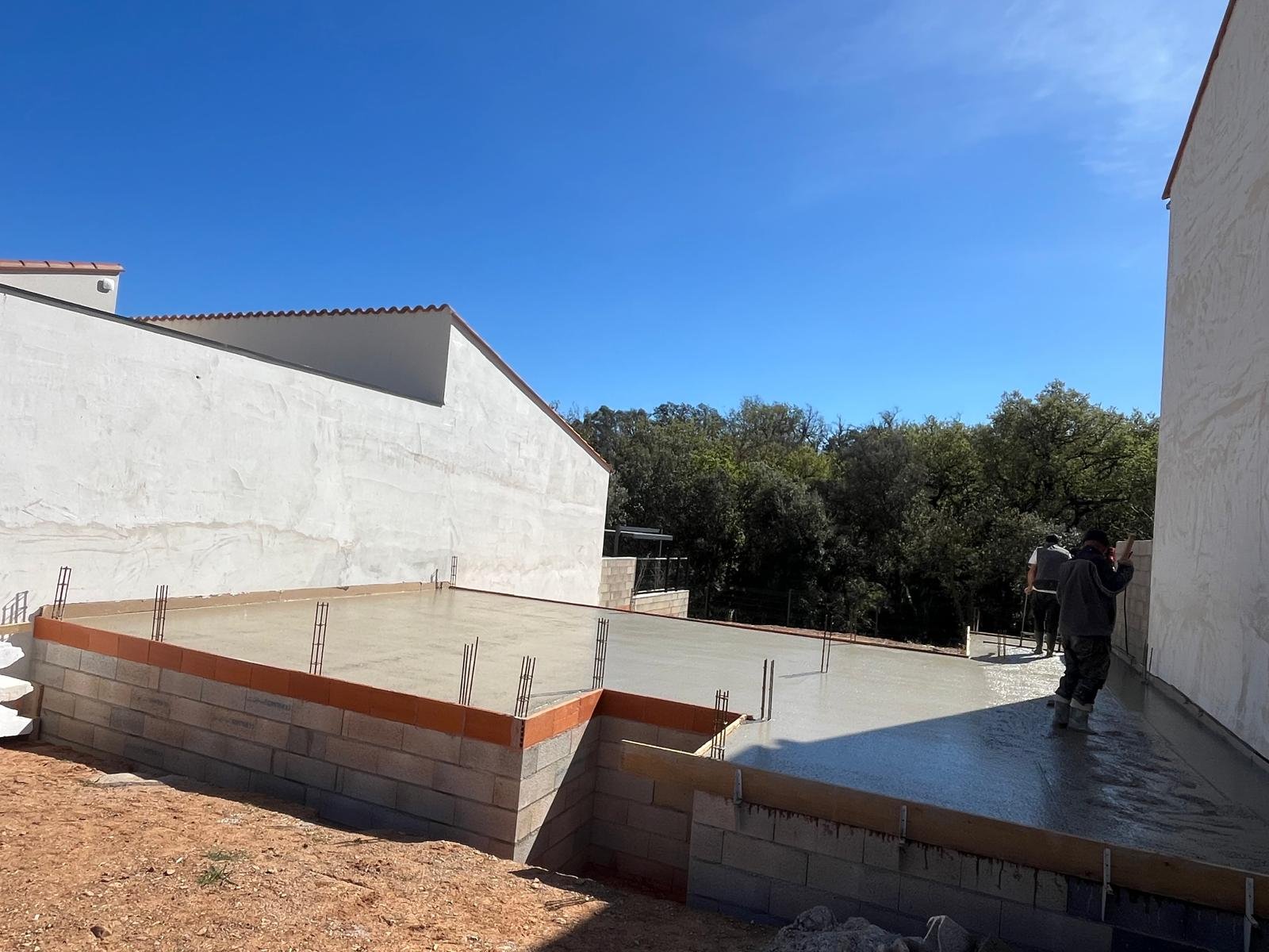 Démolition d’un mur de clôture puis réalisation d’une fondation et d’un mur de soutènement de 31ml sur 1,4m de hauteur dans l’attente de la suite des travaux