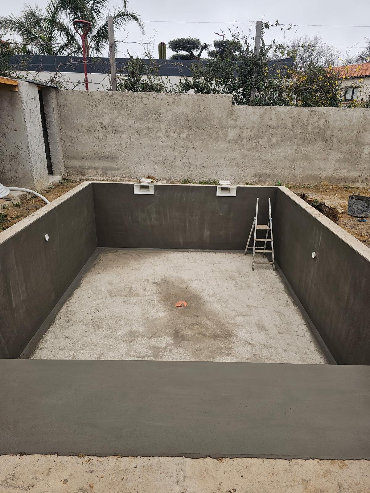 Réalisation d’une piscine 4x6 avec plage et escalier et enduit d’étanchéité puis réalisation des plages et chapes terrasse