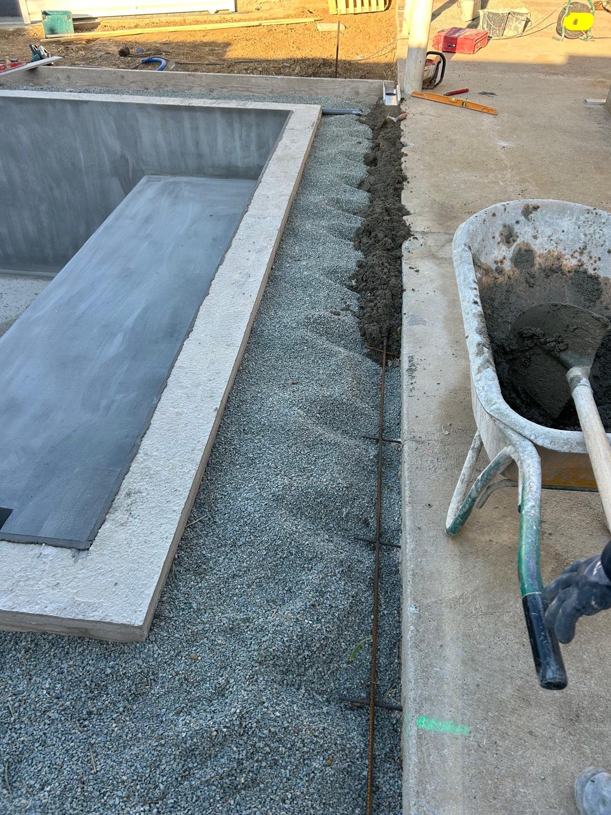 Réalisation d’une piscine 4x6 avec plage et escalier et enduit d’étanchéité puis réalisation des plages et chapes terrasse