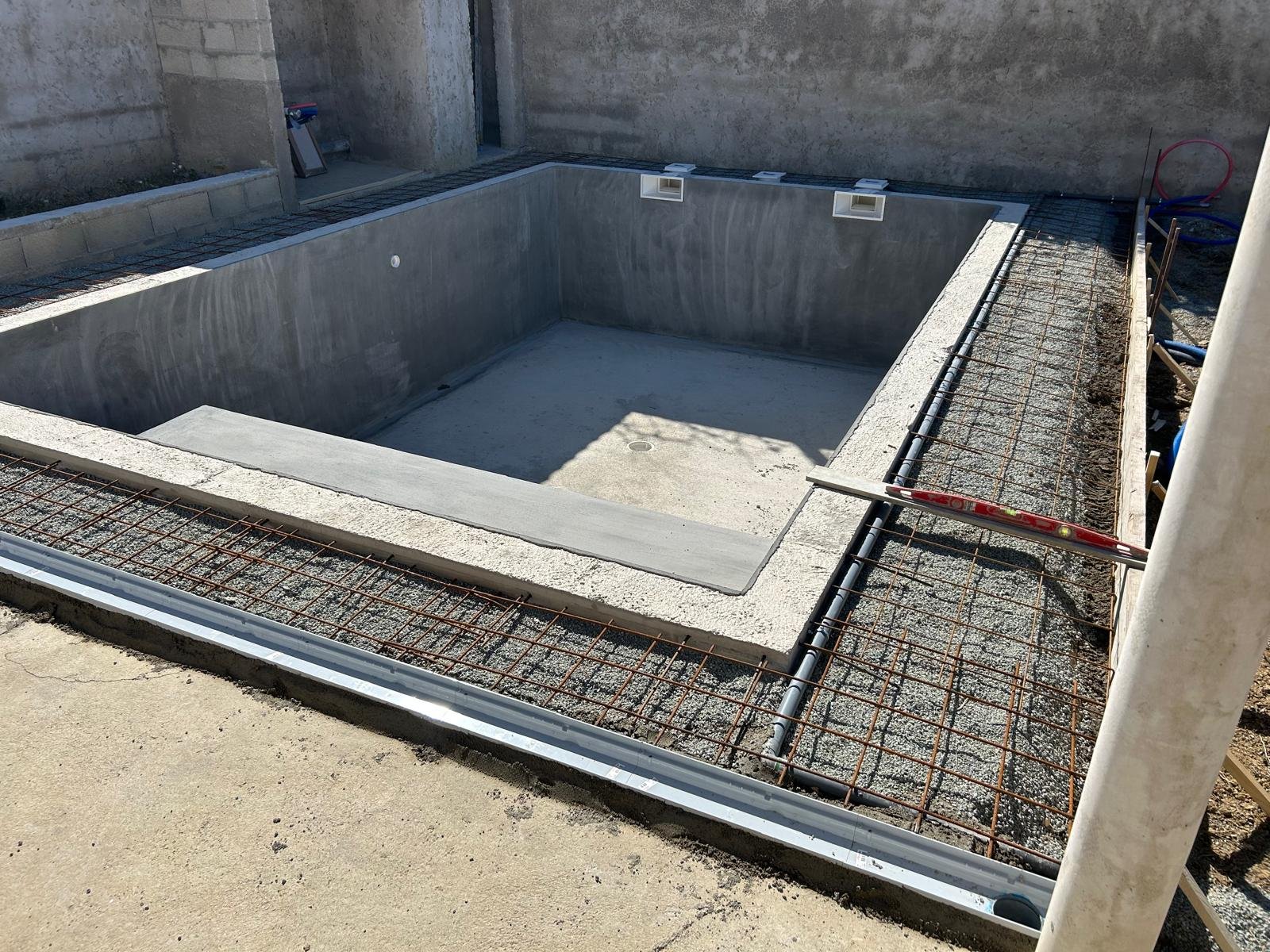 Réalisation d’une piscine 4x6 avec plage et escalier et enduit d’étanchéité puis réalisation des plages et chapes terrasse