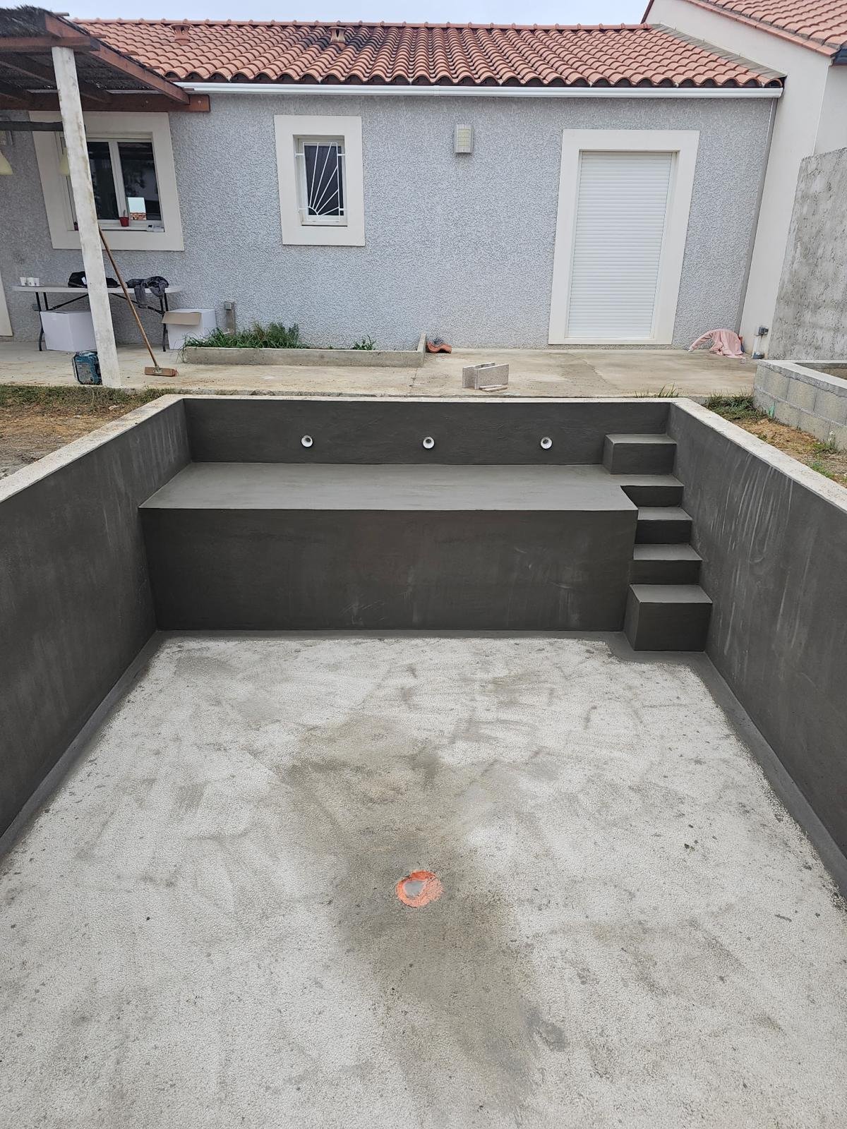 Réalisation d’une piscine 4x6 avec plage et escalier et enduit d’étanchéité puis réalisation des plages et chapes terrasse