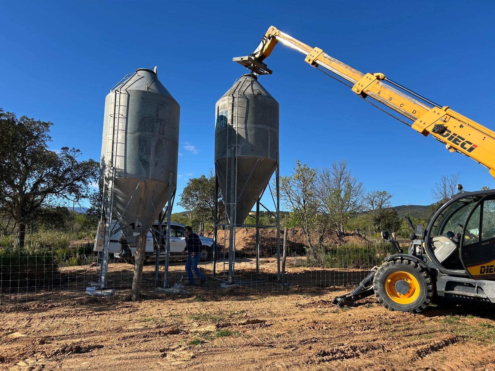 Mise en place de silos à grains sur plots béton réalisés au préalable pour cette élevage de porcs à Torderes